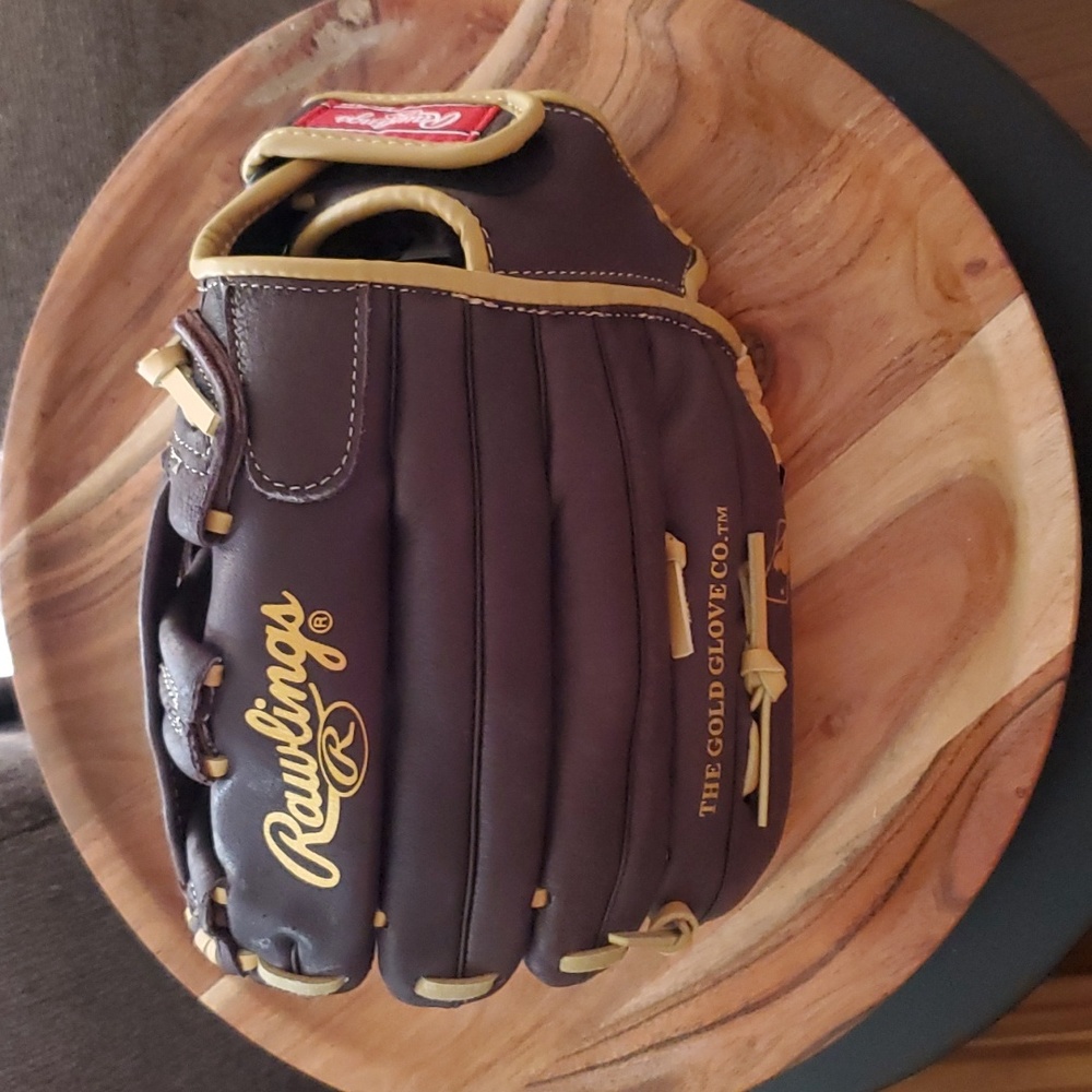 BNWT Rawlings leather youth 11 1/2 inch baseball glove (fits ON left hand)